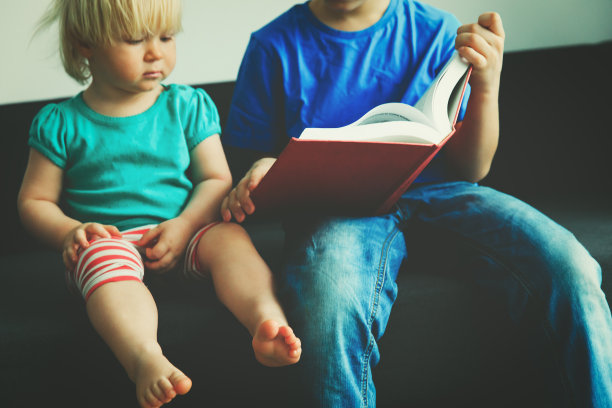 哥哥读书给妹妹，回家学习图片下载