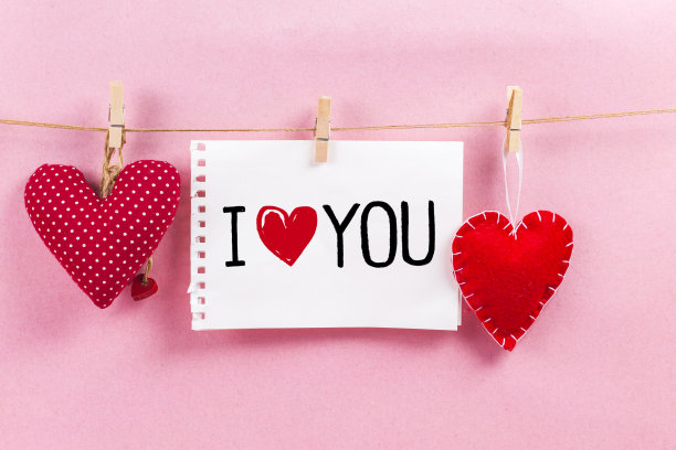 情人节快乐，心连心。木制背景上的情人节快乐和心形卡片图片下载