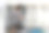 年轻女子用电动螺丝刀进行安装图片下载
