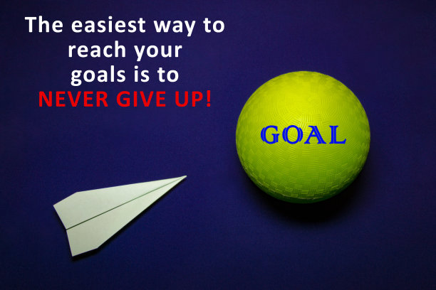 纸飞机和绿色球在深蓝色的背景，概念概念。目标的概念图片下载