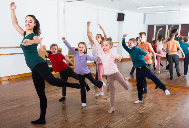 学习鄙视舞的孩子们素材图片