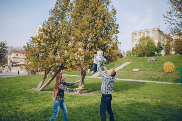 公园里的一家人图片下载
