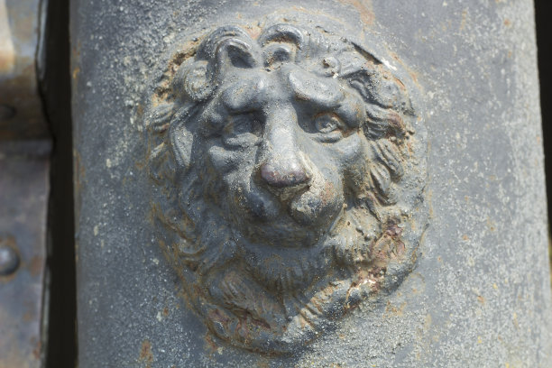 旧金属狮头雕塑图片下载