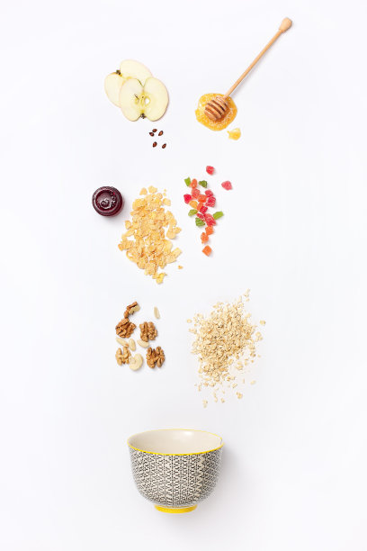 格兰诺拉麦片，蓝莓和蜂蜜从勺子里流出来图片下载