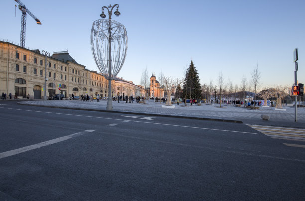 圣诞节和新年假期照明在莫斯科市中心(瓦尔瓦尔卡街)晚上，俄罗斯图片下载