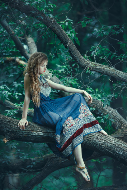 森林里的精灵女人图片下载