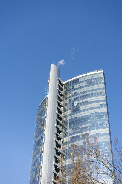 玻璃三角形的高楼映衬着蓝天图片下载