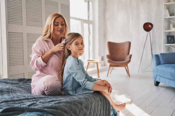 妈妈是最好的理发师。图片下载