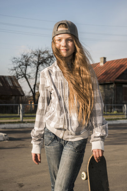 玩滑板的小女孩图片下载