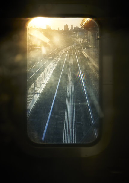 地铁轨道从窗口轨道。图片下载