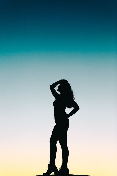 山上女人的剪影图片下载