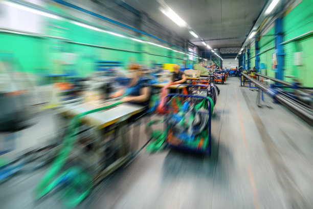 生产羽绒带的缝纫车间图片下载