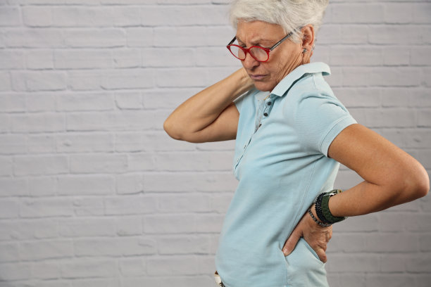 患有背部和颈部疼痛的资深女性。按摩,整骨疗法、物理疗法。替代药物，止痛概念。图片下载