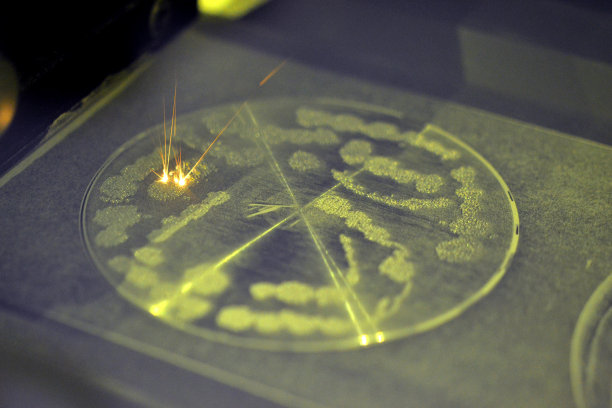 金属在激光作用下烧结成所需的形状图片下载