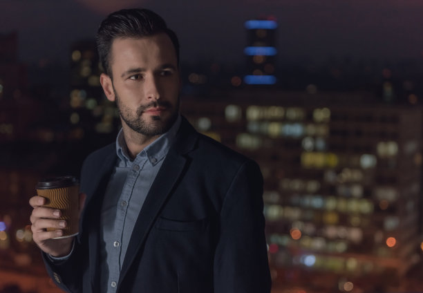 晚上帅气的商人图片下载