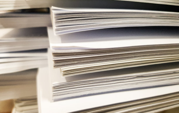 成堆的纸质文件，广告设计。图片下载
