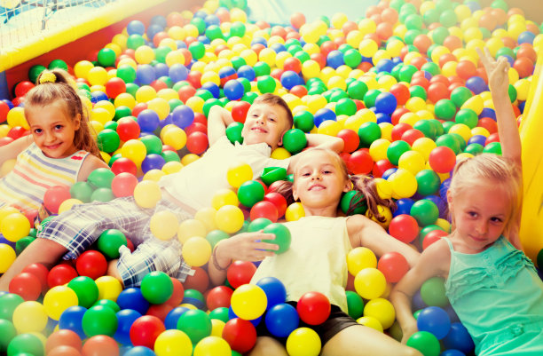 孩子们玩着五颜六色的塑料球图片下载