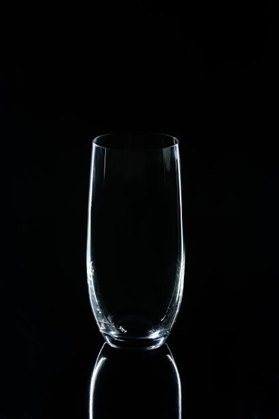 一只杯子放在黑色的反射台上图片下载