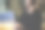 照片中，一位戴着眼镜的男性经理坐在咖啡厅里通过智能手机与客户交谈，并使用可以连接无线互联网的笔记本电脑进行远程工作图片下载
