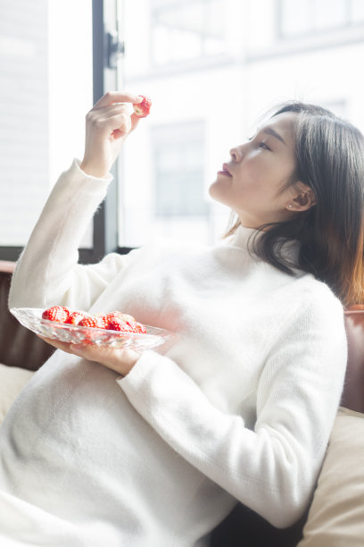 孕妇在家沙发上吃草莓图片下载