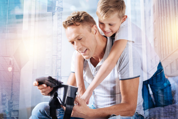 金发帅哥在看他的设备图片下载