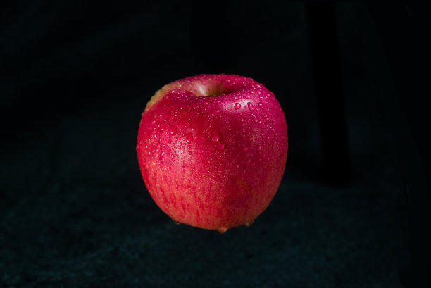 孤立的苹果在黑色背景图片下载