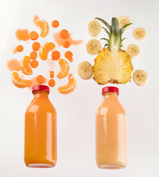 新鲜水果落在果汁瓶里图片下载