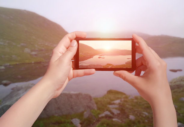 挪威日落小湖的手机图片。女拍照苏雷斯卡德图片下载