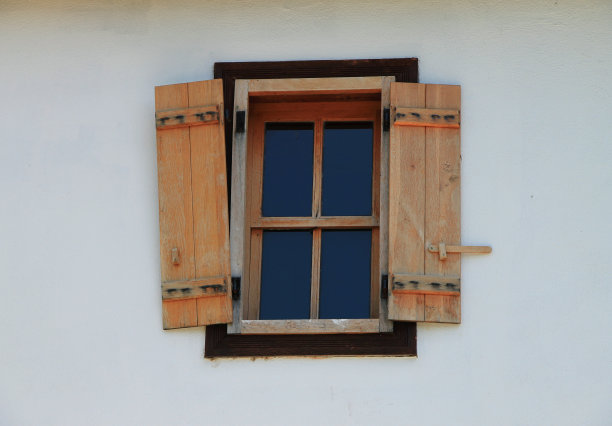 波斯尼亚和黑塞哥维那传统房屋上的木窗图片下载