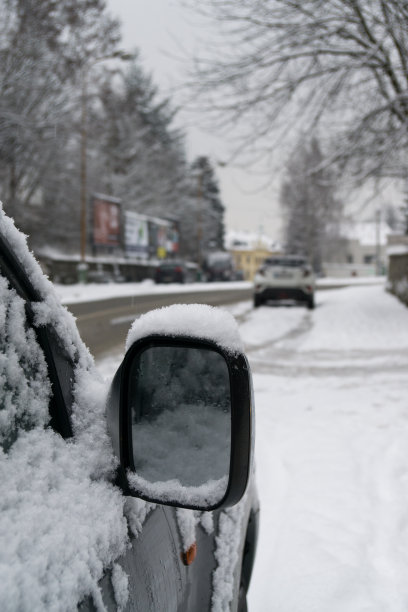 汽车后视镜在冬天会下雪。图片下载