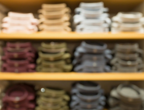 抽象模糊的衬衫在服装店货架的背景图片下载