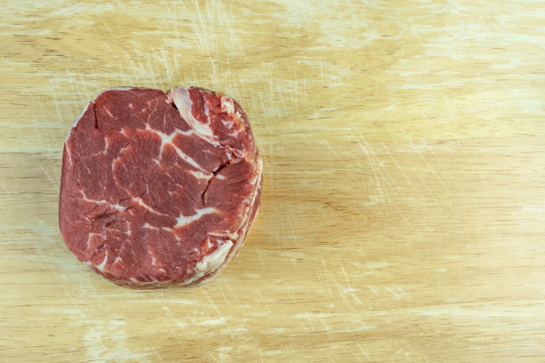 切菜板上的生牛肉图片下载