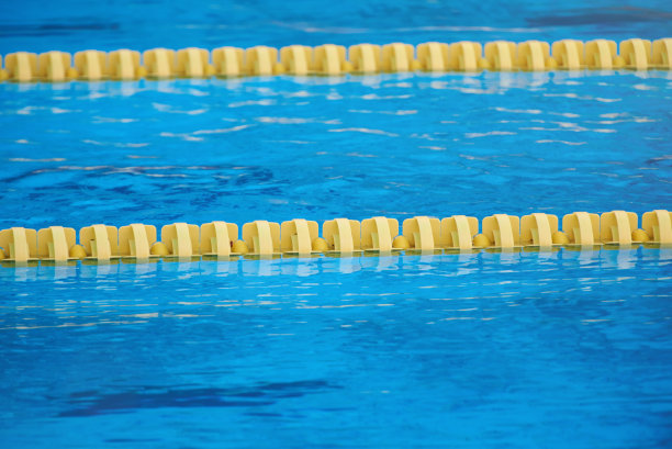 游泳池泳道的特写图片下载
