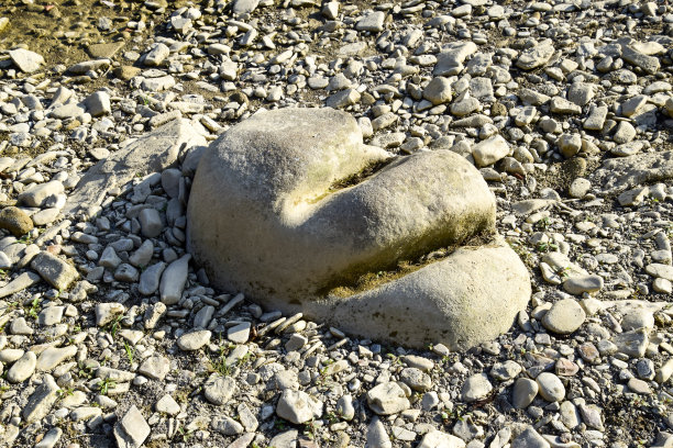 被水流切割的石头。宝石。图片下载