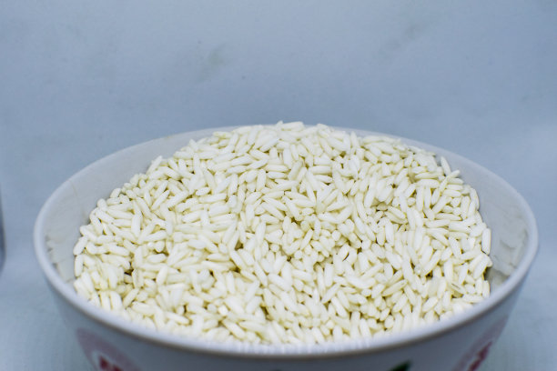 白底杯里的米饭。图片下载