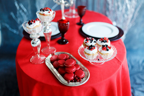 情人节的浪漫晚餐，蜡烛和香槟图片下载