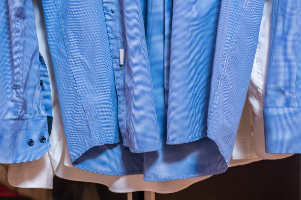 特写的两名男子的衬衫。蓝白衬衫在熨烫前要洗干净图片下载