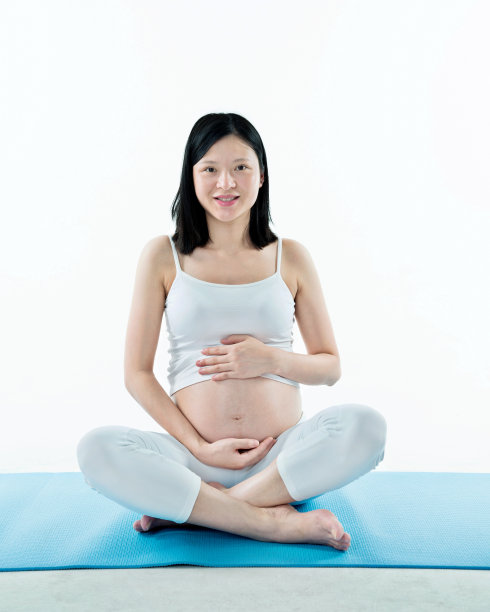 孕妇坐在运动垫上素材图片