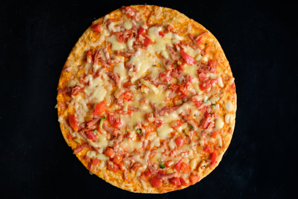 披萨上的黑色背景俯视图图片下载