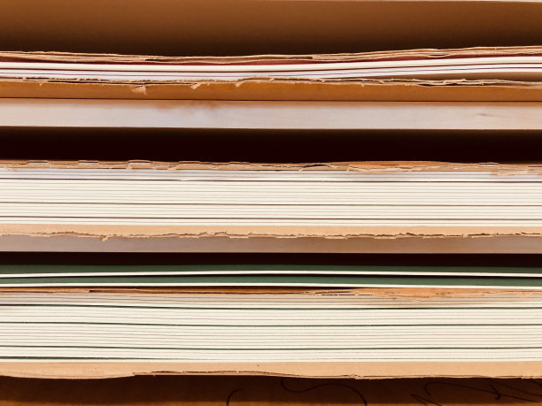 一堆棕色的米色纸张图片下载