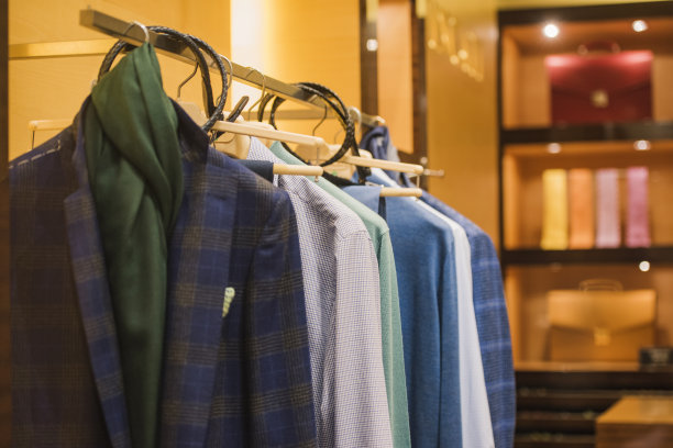 米兰一家商店里的优雅男士服装图片下载