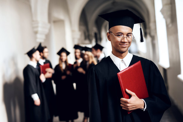 身穿外套的男人在大学摆姿势素材图片