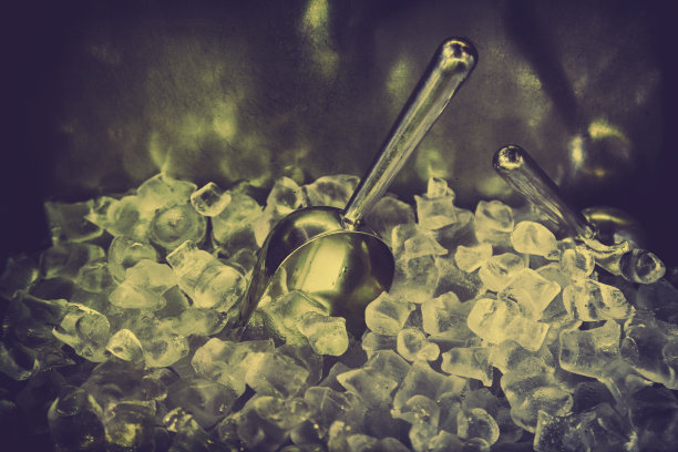 装有冰块的金属勺图片下载