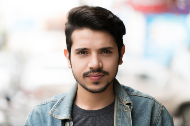 亚洲人看起来不错，他穿牛仔裤。图片下载