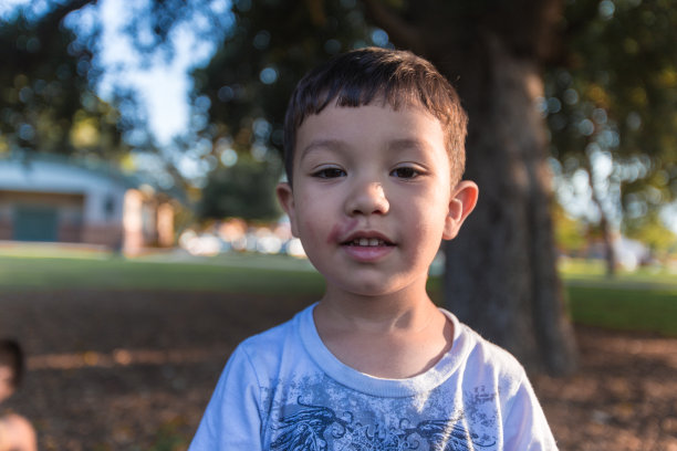 幼童在公园玩耍图片下载