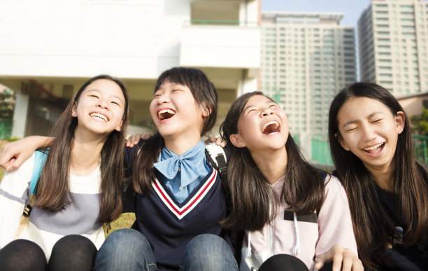 玩得开心的少女学生们素材图片