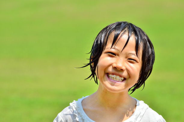 草原上的女孩微笑着图片下载