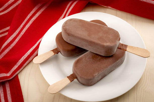 串在棍子上的香草冰淇淋图片下载