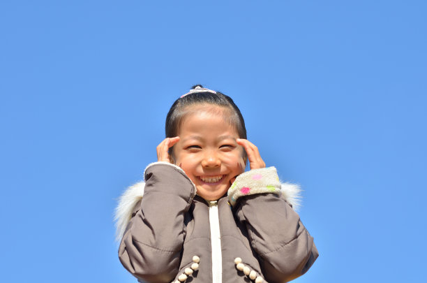 女孩在蓝天上微笑图片下载