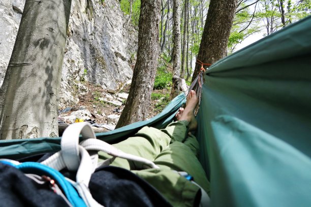 登山者攀登后在吊床上睡觉图片下载